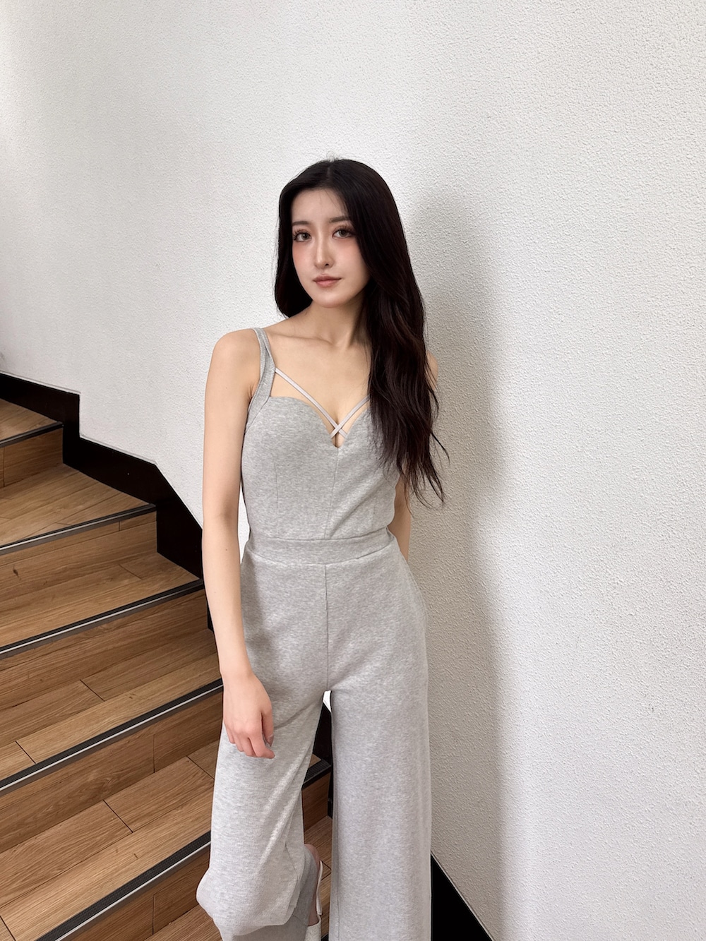 グレー系のつなぎ/オールインワン、ホワイト系のパンプスを着用したレディースの夏コーディネートの3枚目の写真