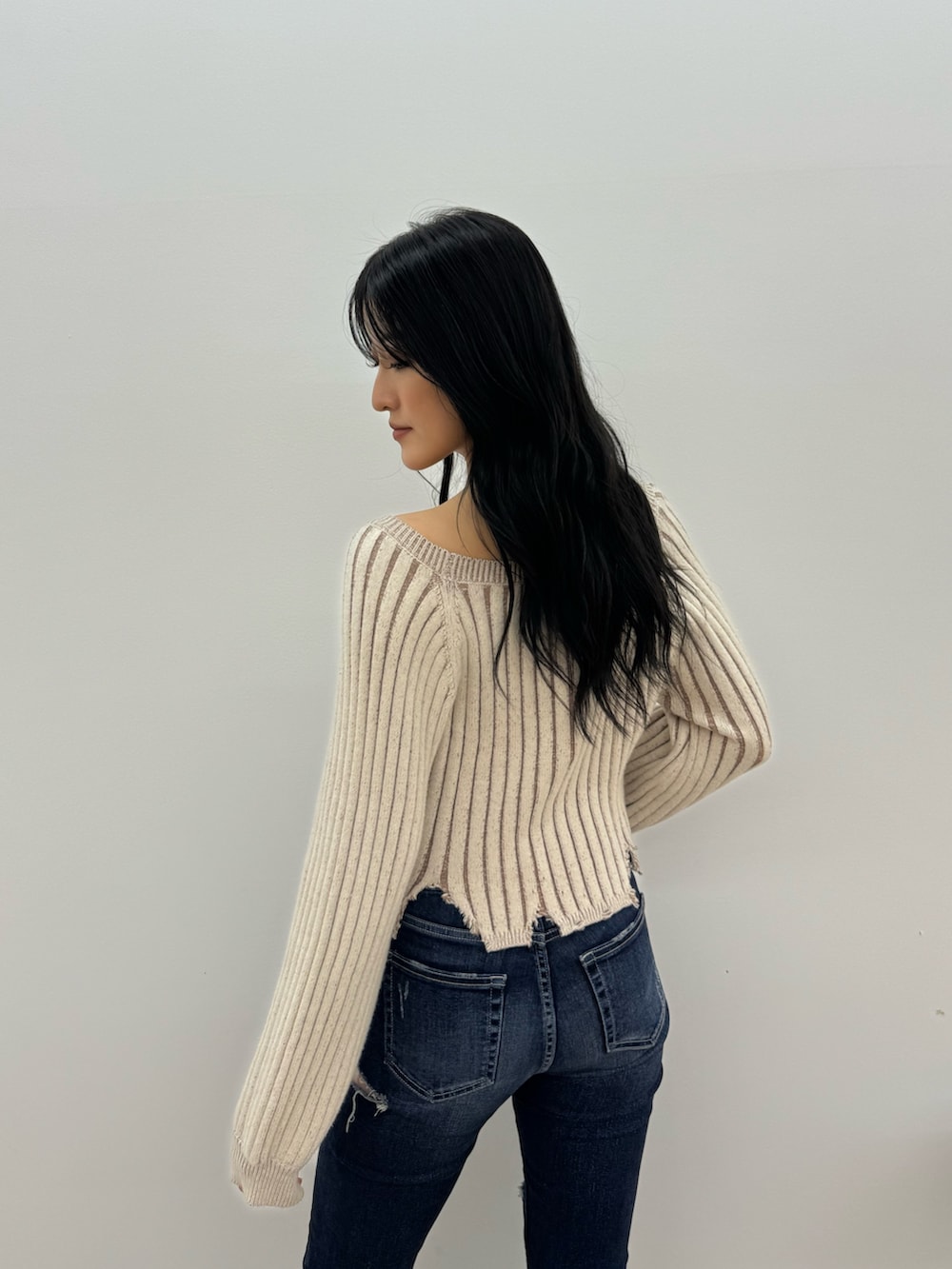 ベージュ系のニット/セーター、ブルー系のデニムパンツ、ホワイト系のパンプスを着用したレディースの冬コーディネートの4枚目の写真