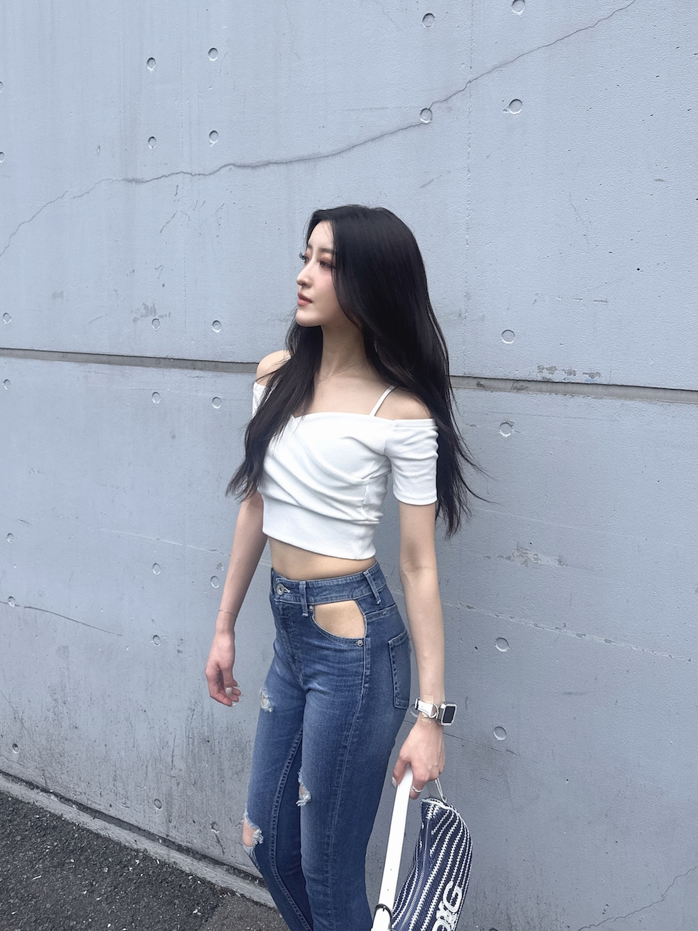 ホワイト系のTシャツ/カットソー、ブルー系のデニムパンツ、ホワイト系のサンダルを着用したレディースの夏コーディネートの2枚目の写真