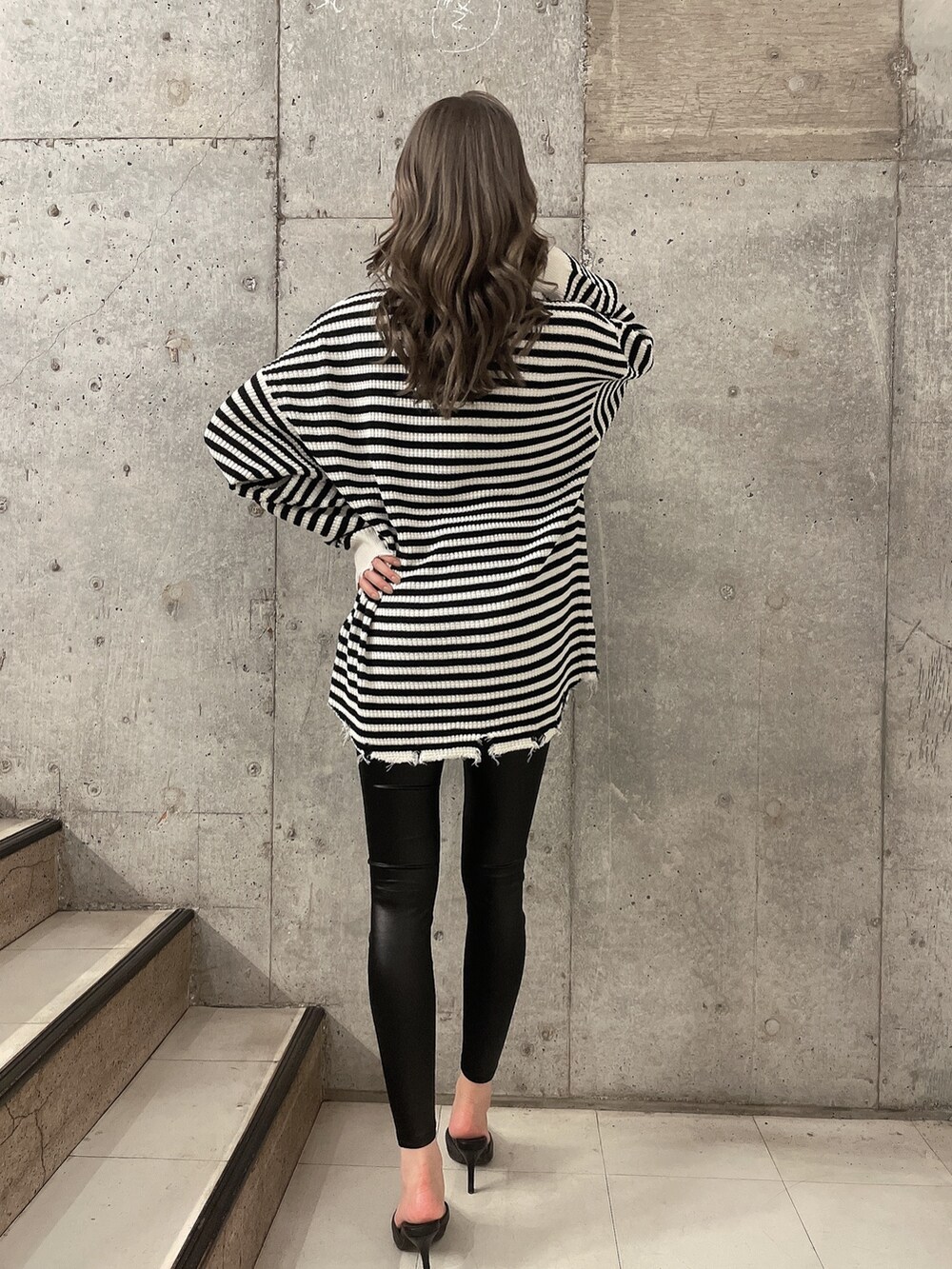 その他のニット/セーター、ブラック系のパンプス、ブラック系のレギンス/スパッツを着用したレディースの夏コーディネートの2枚目の写真