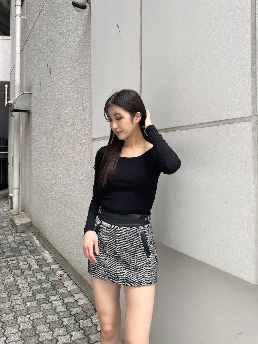 その他のスカート、ブラック系のブーツ、その他のライダースジャケットを着用したレディースの秋コーディネートの3枚目の写真