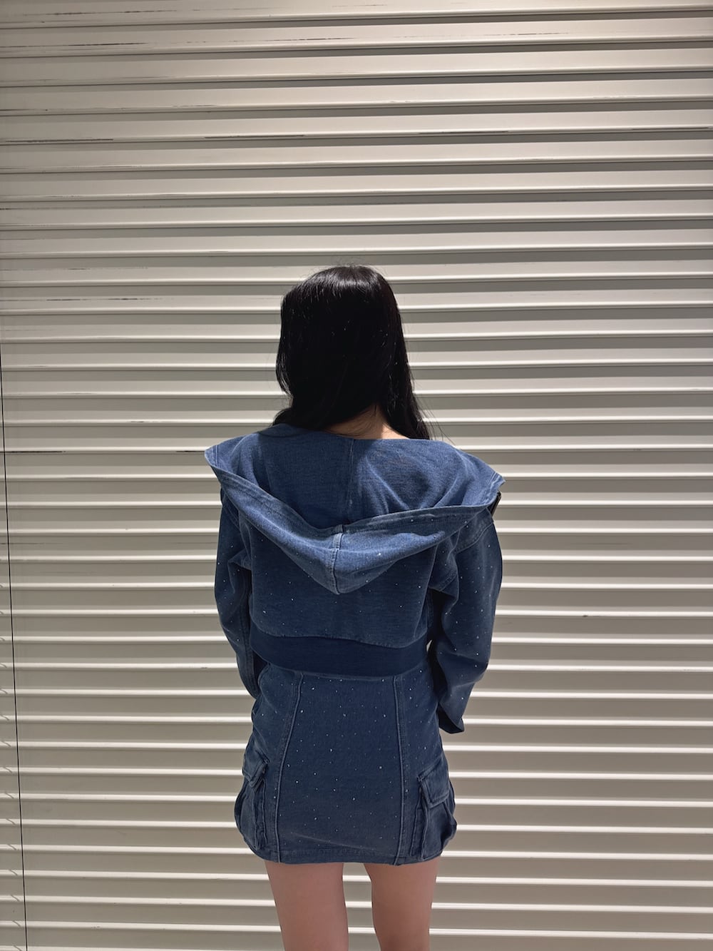 ブルー系のワンピース、ブルー系のパーカー、ブラック系のサンダルを着用したレディースの夏コーディネートの3枚目の写真