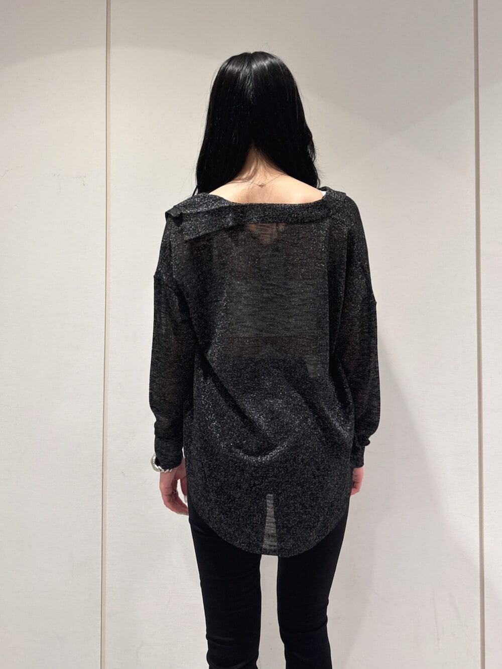 ブラック系のデニムパンツ、ブラック系のサンダル、ブラック系のシャツ/ブラウスを着用したレディースの夏コーディネートの6枚目の写真