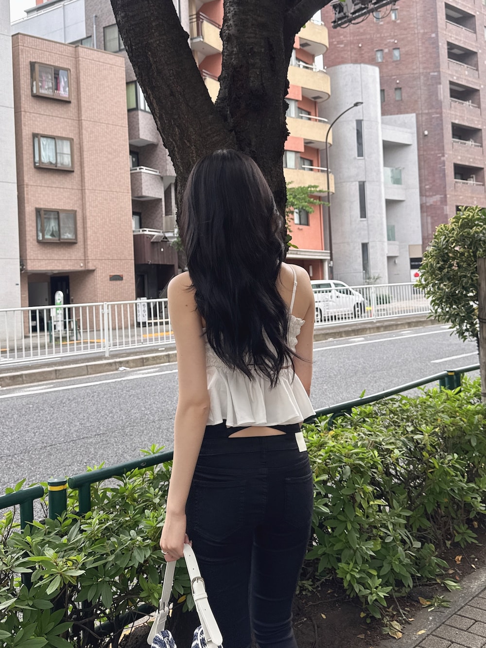 ホワイト系のシャツ/ブラウス、ブラック系のデニムパンツ、ベージュ系のサンダルを着用したレディースの夏コーディネートの6枚目の写真