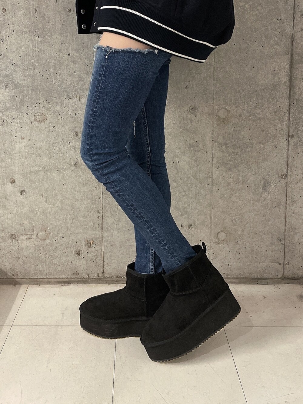 ブルー系のスタジャン、その他のニット/セーター、ブルー系のデニムパンツを着用したレディースの秋コーディネートの5枚目の写真