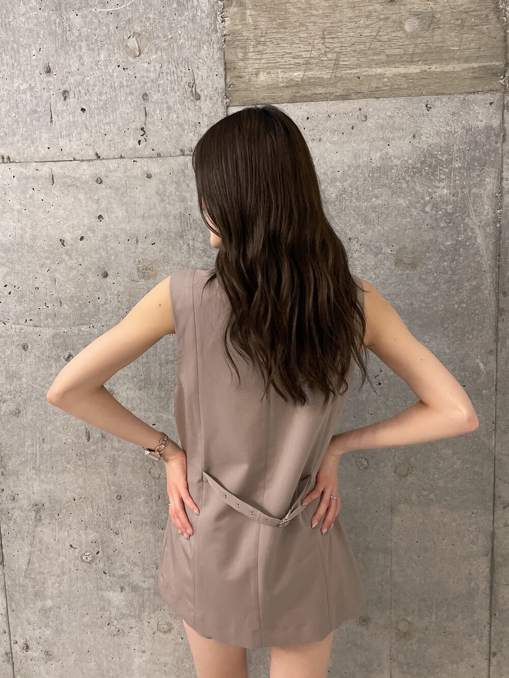 ホワイト系のブーツ、ベージュ系のその他パンツ、ホワイト系のチューブトップを着用したレディースの春コーディネートの4枚目の写真