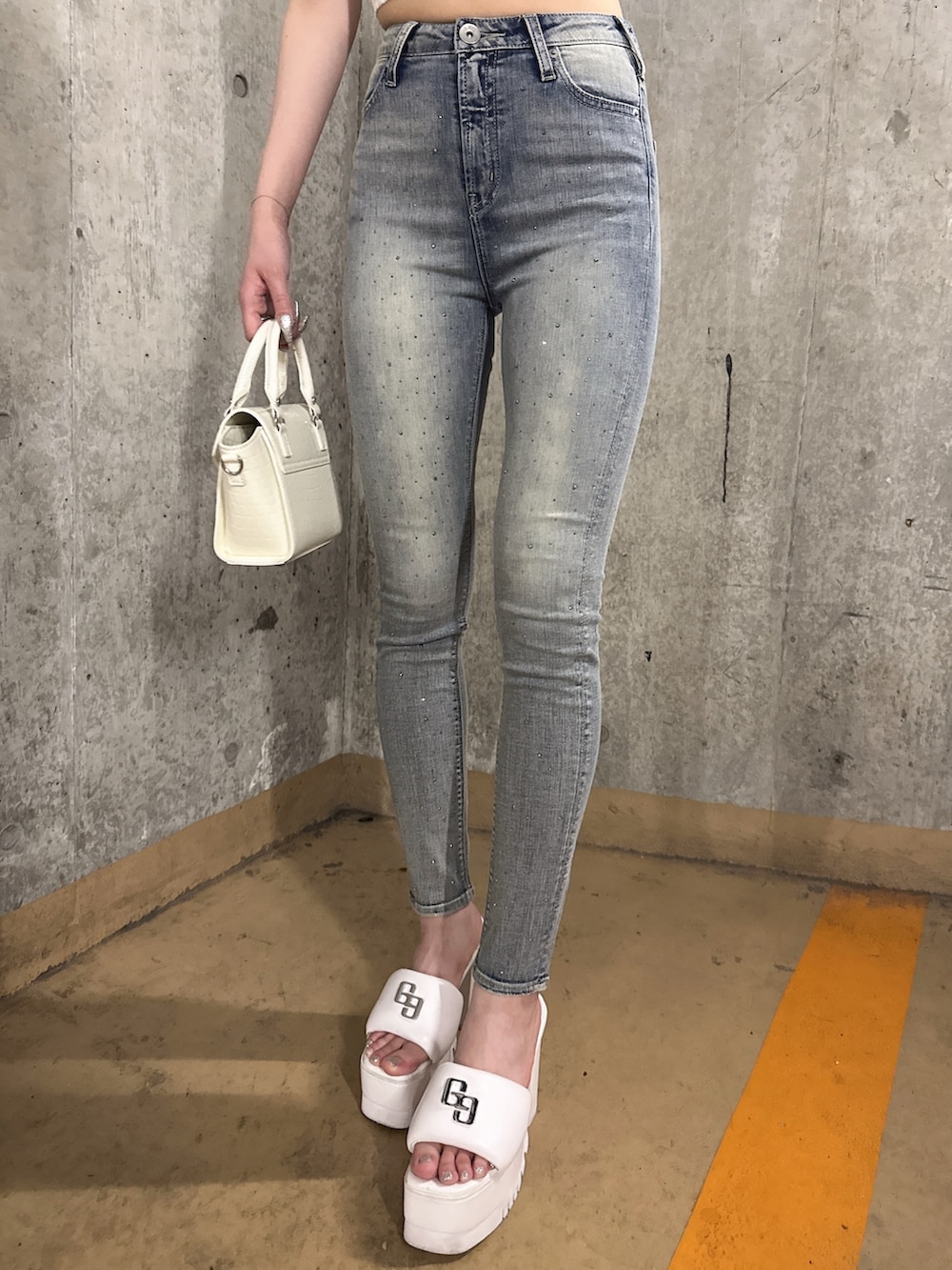 ホワイト系のTシャツ/カットソー、ブルー系のデニムパンツ、ホワイト系のサンダルを着用したレディースの夏コーディネートの6枚目の写真