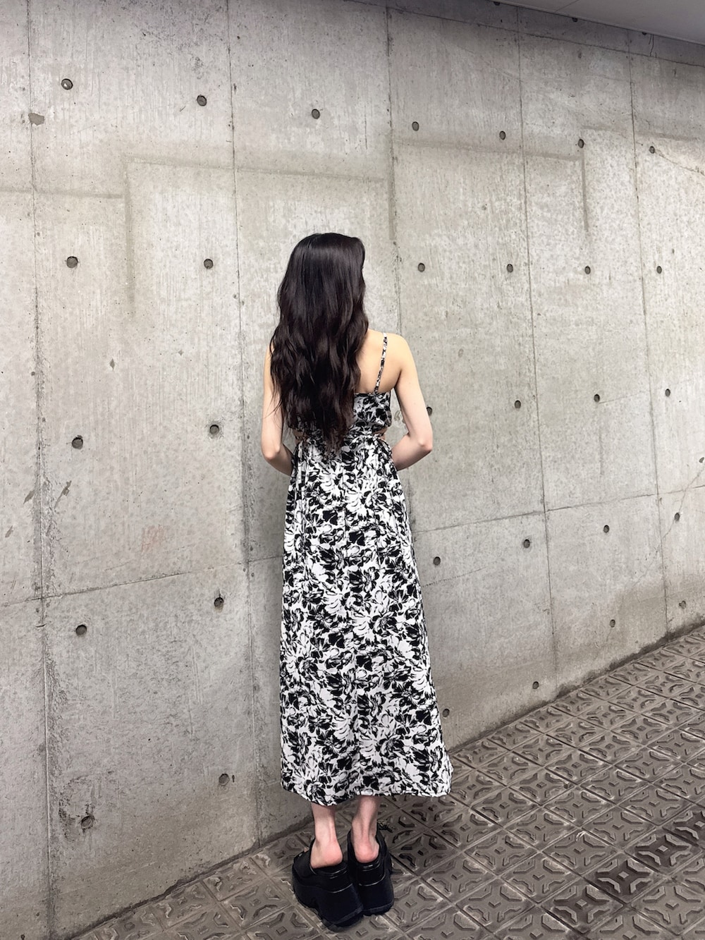 ブラック系のサンダル、その他のワンピース、ブラック系のハンドバッグを着用したレディースの夏コーディネートの3枚目の写真