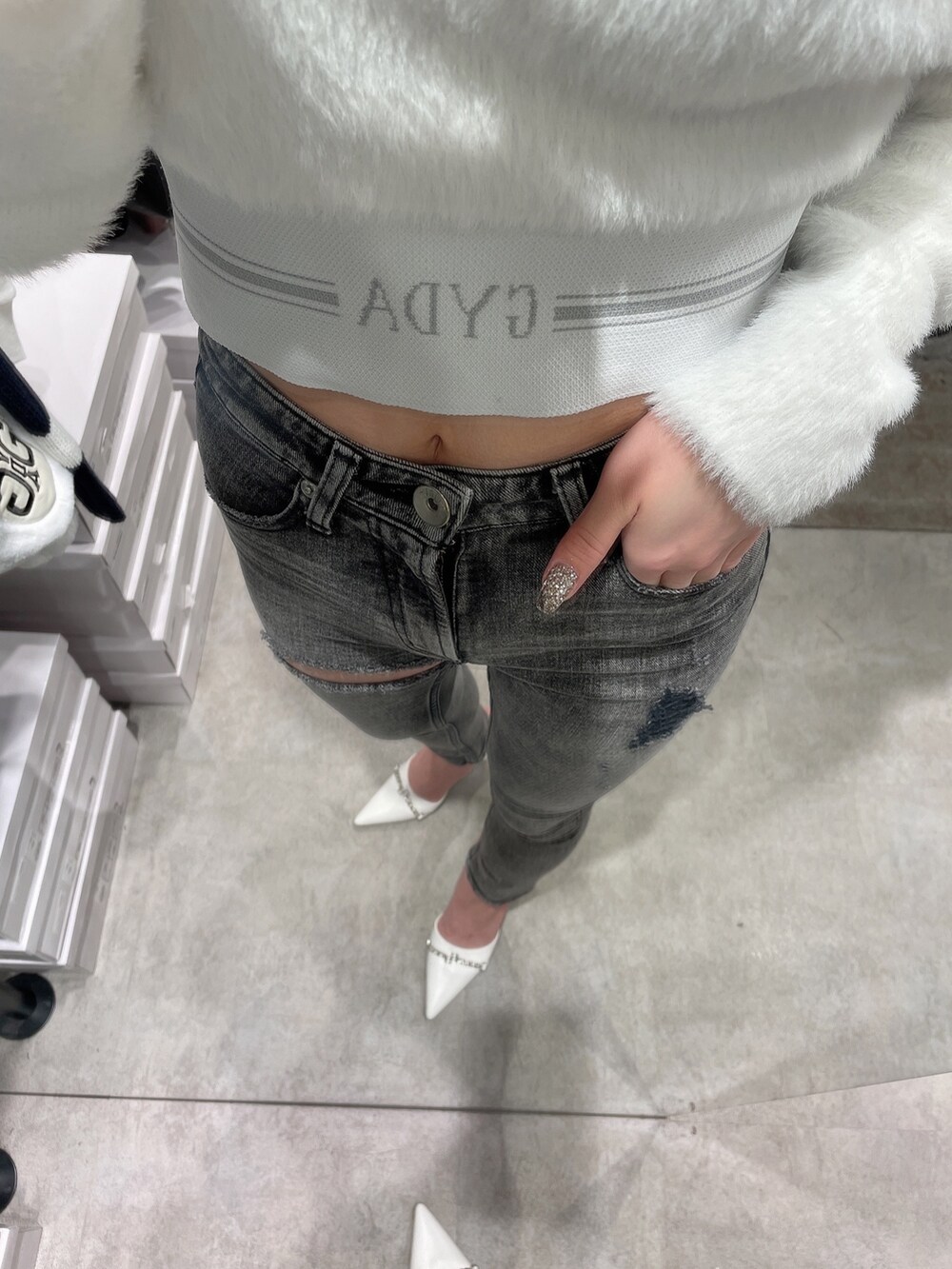 ホワイト系のニット/セーター、ホワイト系のパンプス、ブラック系のデニムパンツを着用したレディースの秋コーディネートの2枚目の写真
