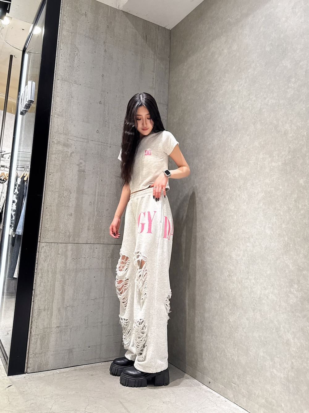 グレー系のTシャツ/カットソー、グレー系のスウェットパンツを着用したレディースの春コーディネートの4枚目の写真