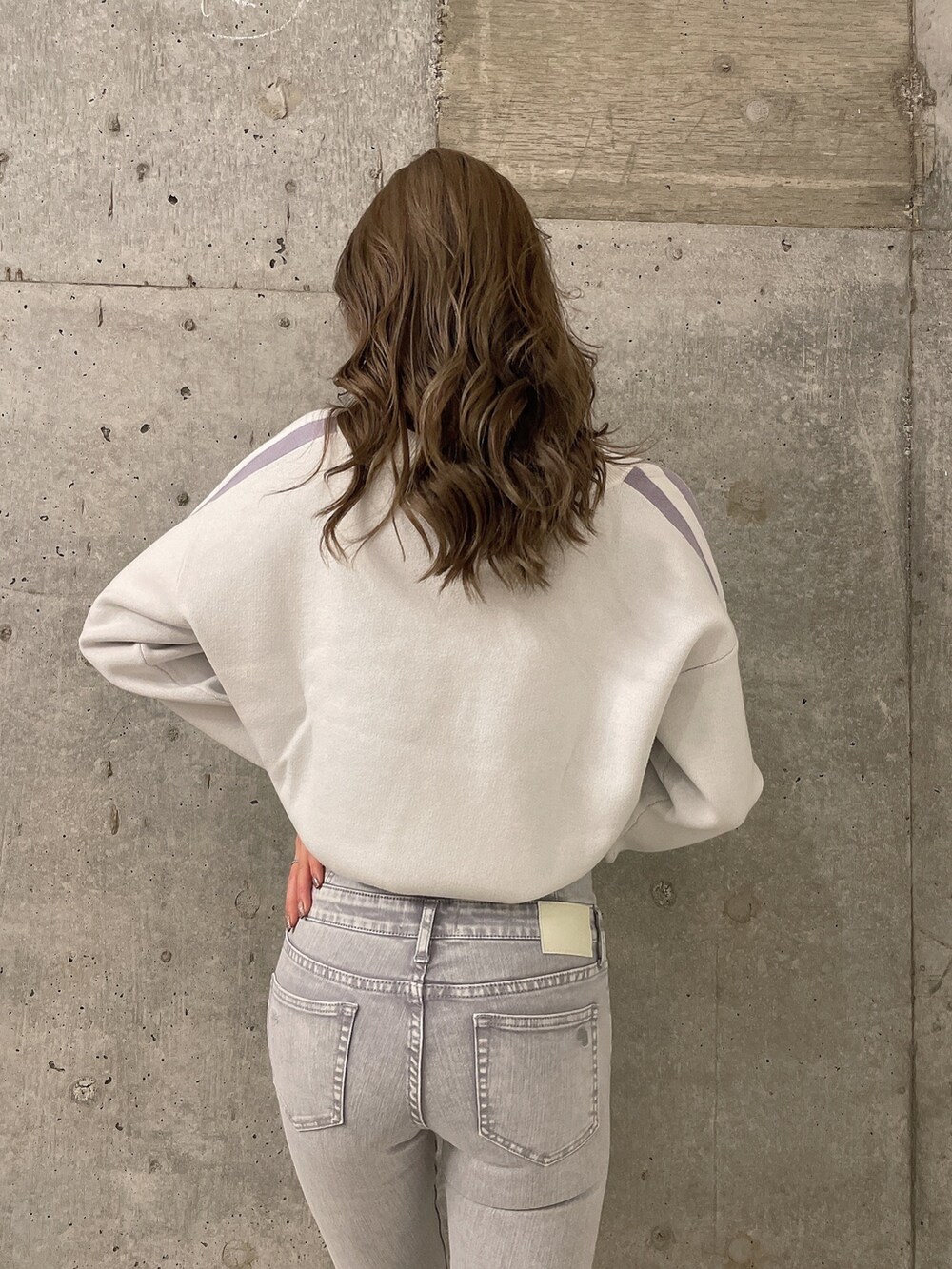 ホワイト系のニット/セーター、グレー系のその他パンツ、ホワイト系のパンプスを着用したレディースの冬コーディネートの3枚目の写真