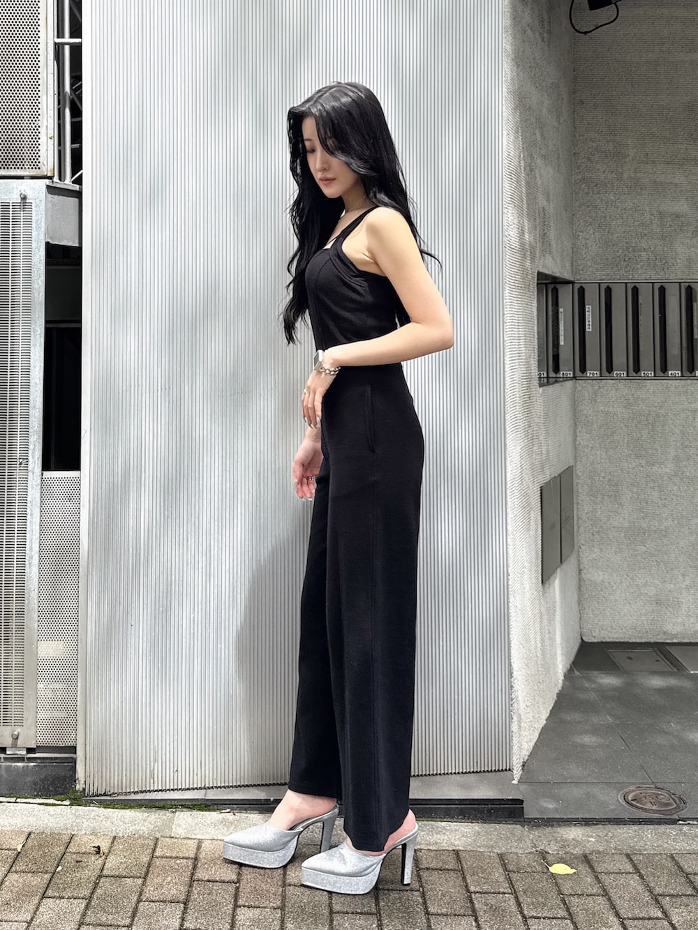 ブラック系のつなぎ/オールインワン、シルバー系のパンプスを着用したレディースの夏コーディネートの2枚目の写真