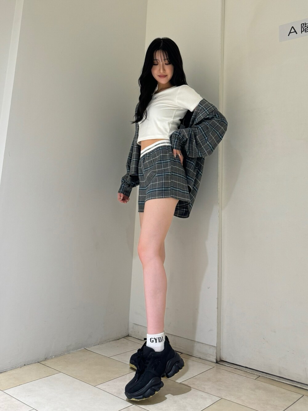 ホワイト系のTシャツ/カットソー、グレー系のシャツ/ブラウス、グレー系のその他パンツを着用したレディースの夏コーディネートの2枚目の写真