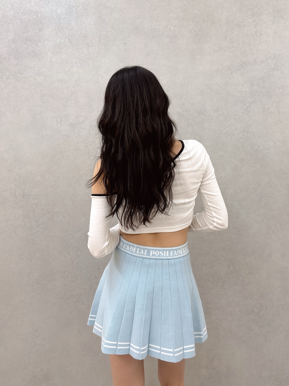 ブルー系のスカート、ホワイト系のTシャツ/カットソー、ホワイト系のブーツを着用したレディースの春コーディネートの4枚目の写真