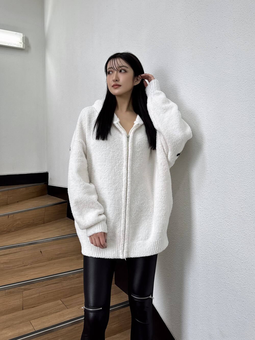 ホワイト系のパーカー、ブラック系のその他パンツ、ブラック系のパンプスを着用したレディースの秋コーディネートの3枚目の写真