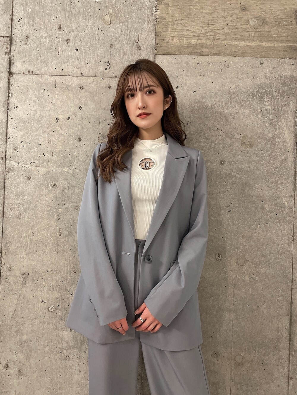 ブルー系のテーラードジャケット、ブルー系のその他パンツ、ホワイト系のTシャツ/カットソーを着用したレディースの春コーディネートの3枚目の写真