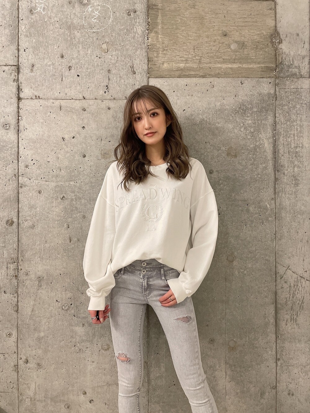 ホワイト系のスウェット、グレー系のその他パンツ、ホワイト系のパンプスを着用したレディースの冬コーディネートの2枚目の写真