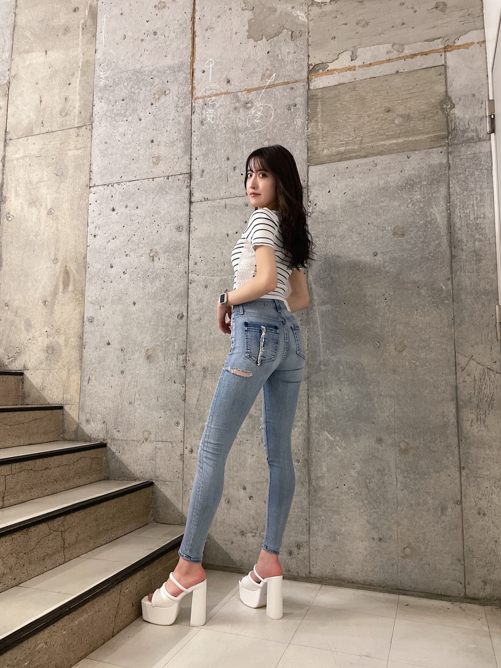 その他のニット/セーター、ホワイト系のチューブトップ、ブルー系のデニムパンツを着用したレディースの春コーディネートの2枚目の写真