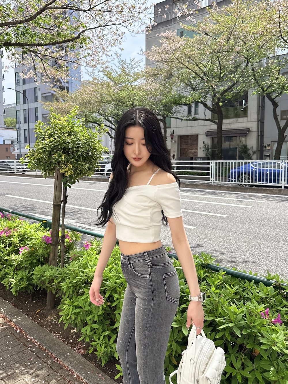 ホワイト系のTシャツ/カットソー、ホワイト系のバックパック/リュック、ホワイト系のサンダルを着用したレディースの春コーディネートの4枚目の写真