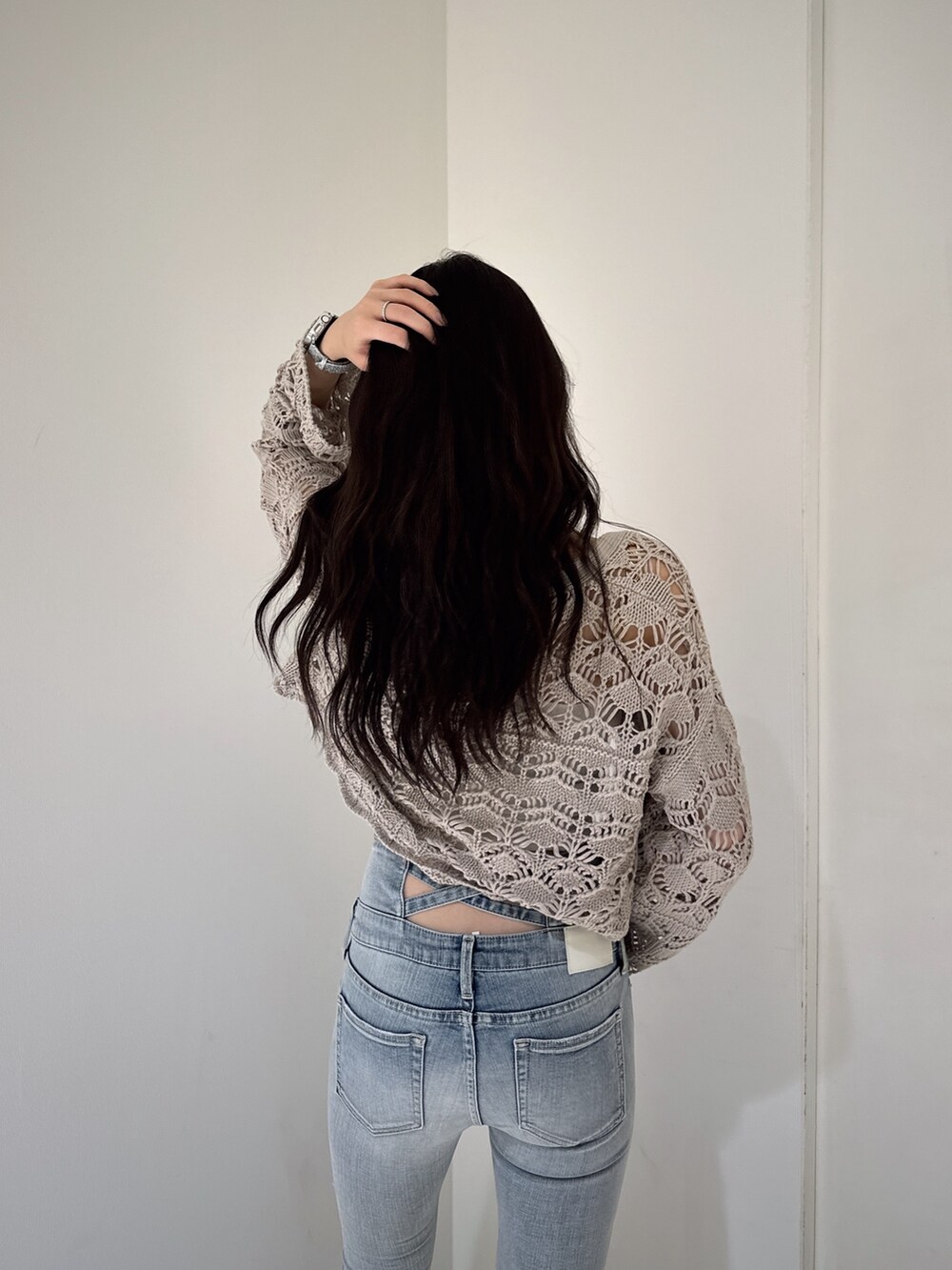 ベージュ系のカーディガン/ボレロ、ホワイト系のカーディガン/ボレロ、ブルー系のデニムパンツを着用したレディースの夏コーディネートの4枚目の写真