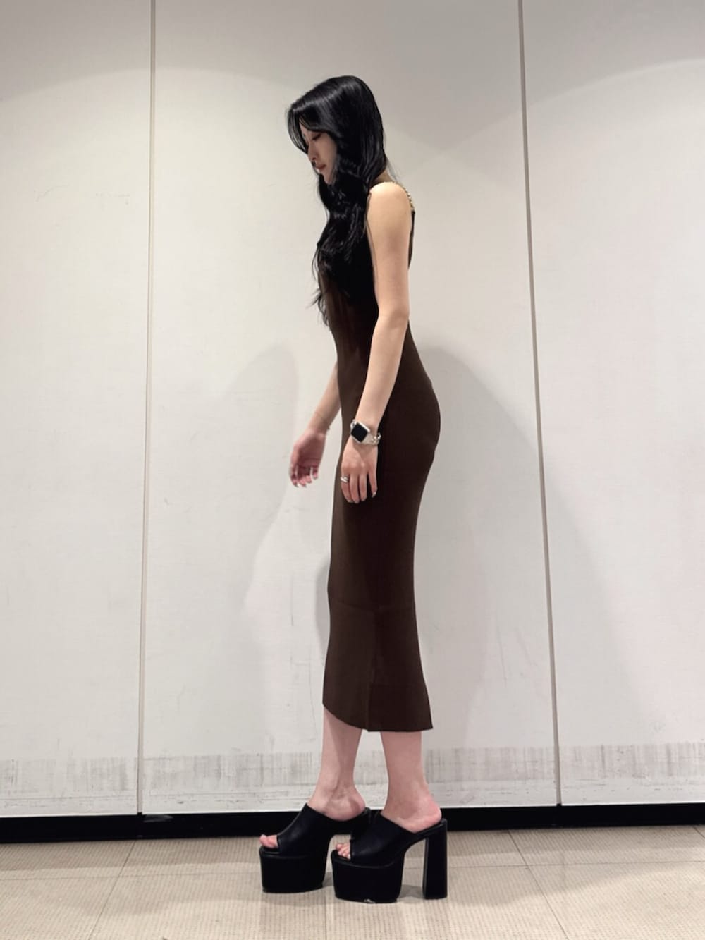 ブラック系のサンダル、ブラウン系のワンピースを着用したレディースの夏コーディネートの2枚目の写真