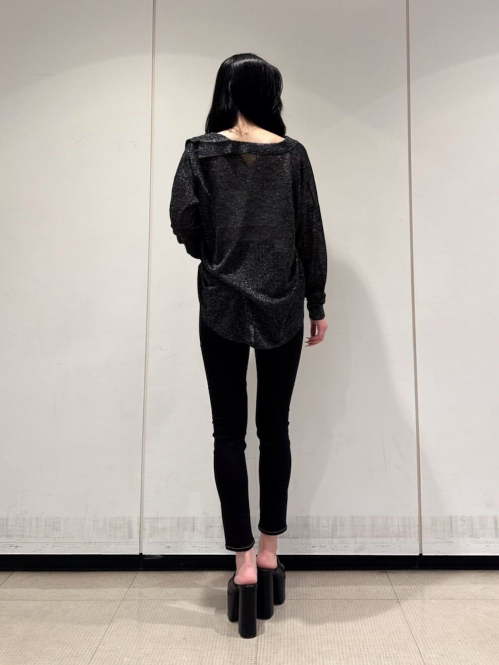 ブラック系のデニムパンツ、ブラック系のサンダル、ブラック系のシャツ/ブラウスを着用したレディースの夏コーディネートの3枚目の写真