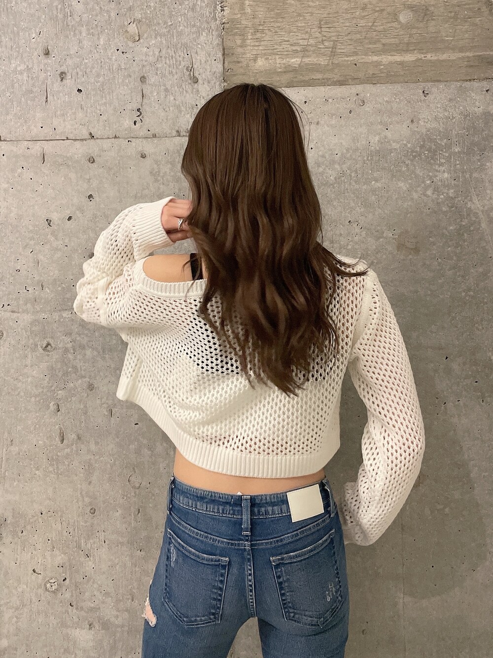 ホワイト系のキャミソール、ホワイト系のニット/セーター、ホワイト系のパンプスを着用したレディースの春コーディネートの4枚目の写真