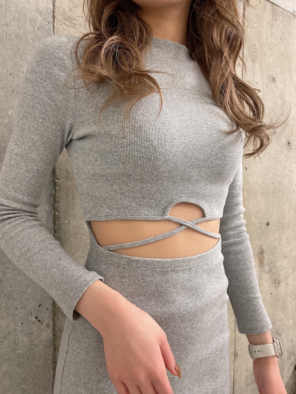 グレー系のワンピース、ブラック系のブーツを着用したレディースの冬コーディネートの5枚目の写真