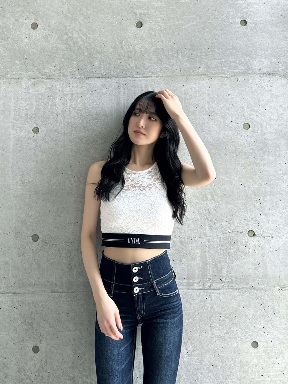 ホワイト系のTシャツ/カットソー、ホワイト系のチューブトップ、ブルー系のデニムパンツを着用したレディースの夏コーディネートの3枚目の写真
