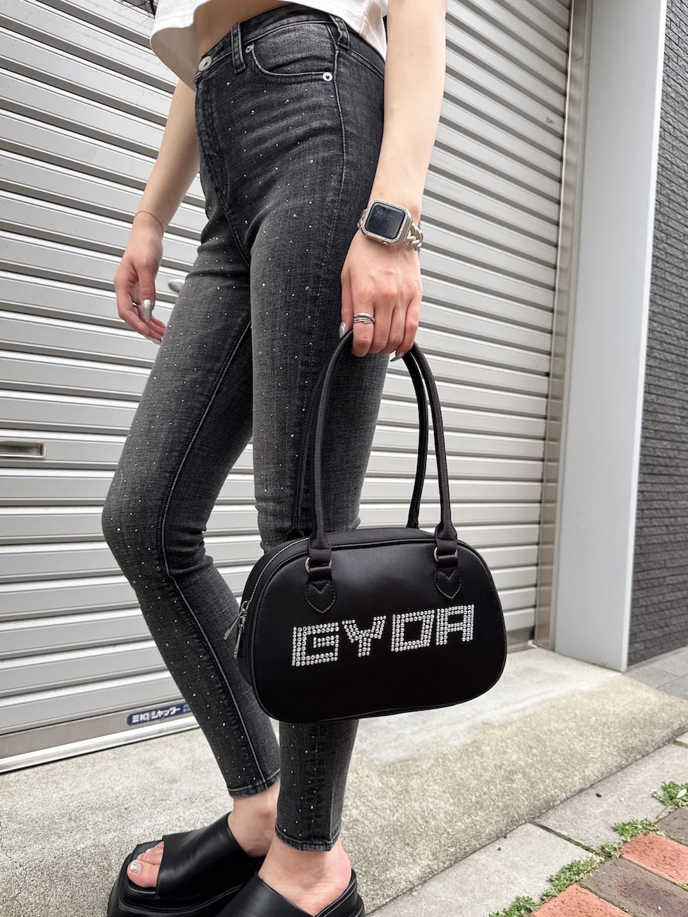 ホワイト系のTシャツ/カットソー、ブラック系のデニムパンツ、ブラック系のボストンバッグを着用したレディースの夏コーディネートの8枚目の写真