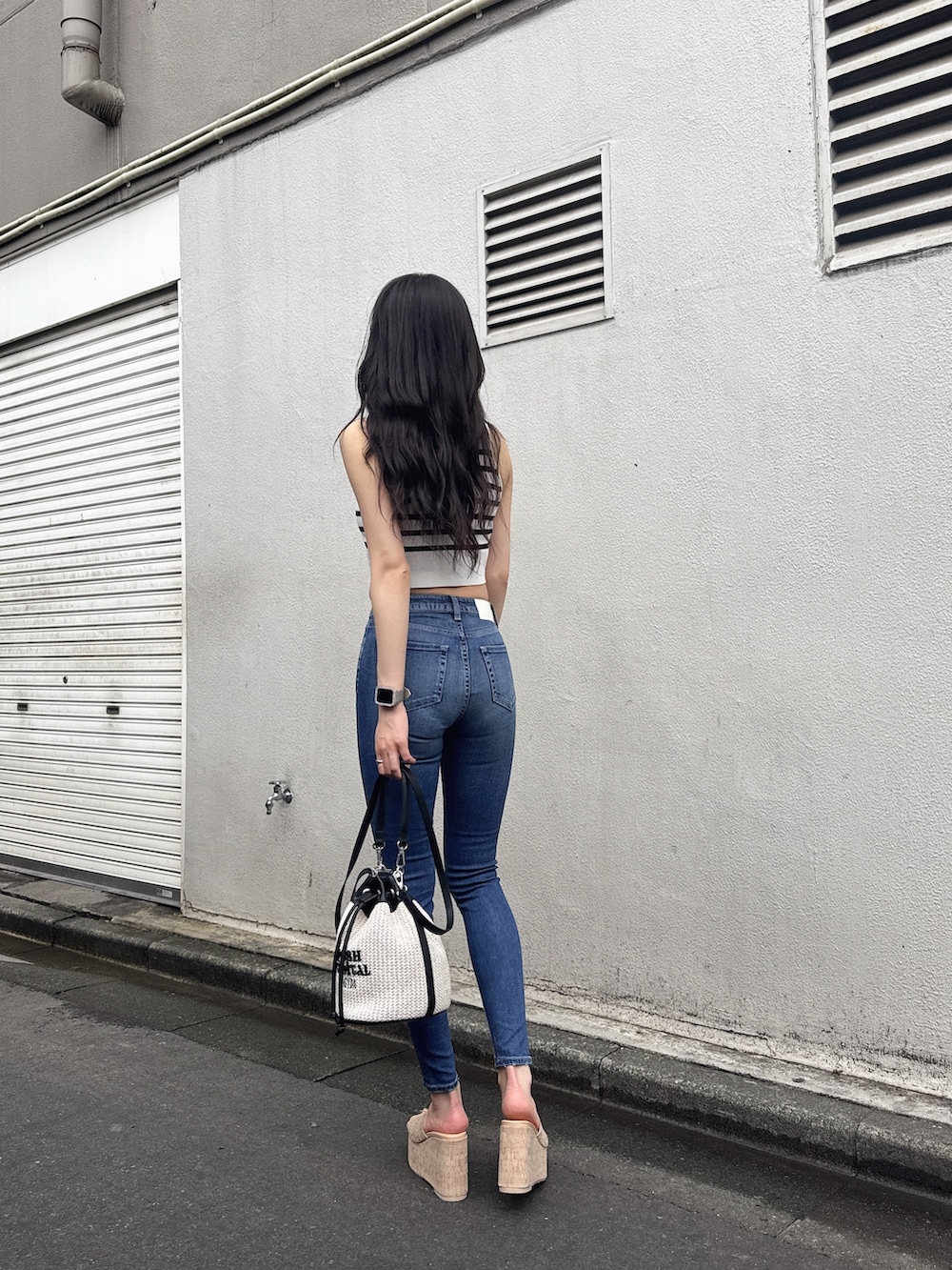 その他のニット/セーター、ブルー系のデニムパンツ、ホワイト系のサンダルを着用したレディースの春コーディネートの3枚目の写真