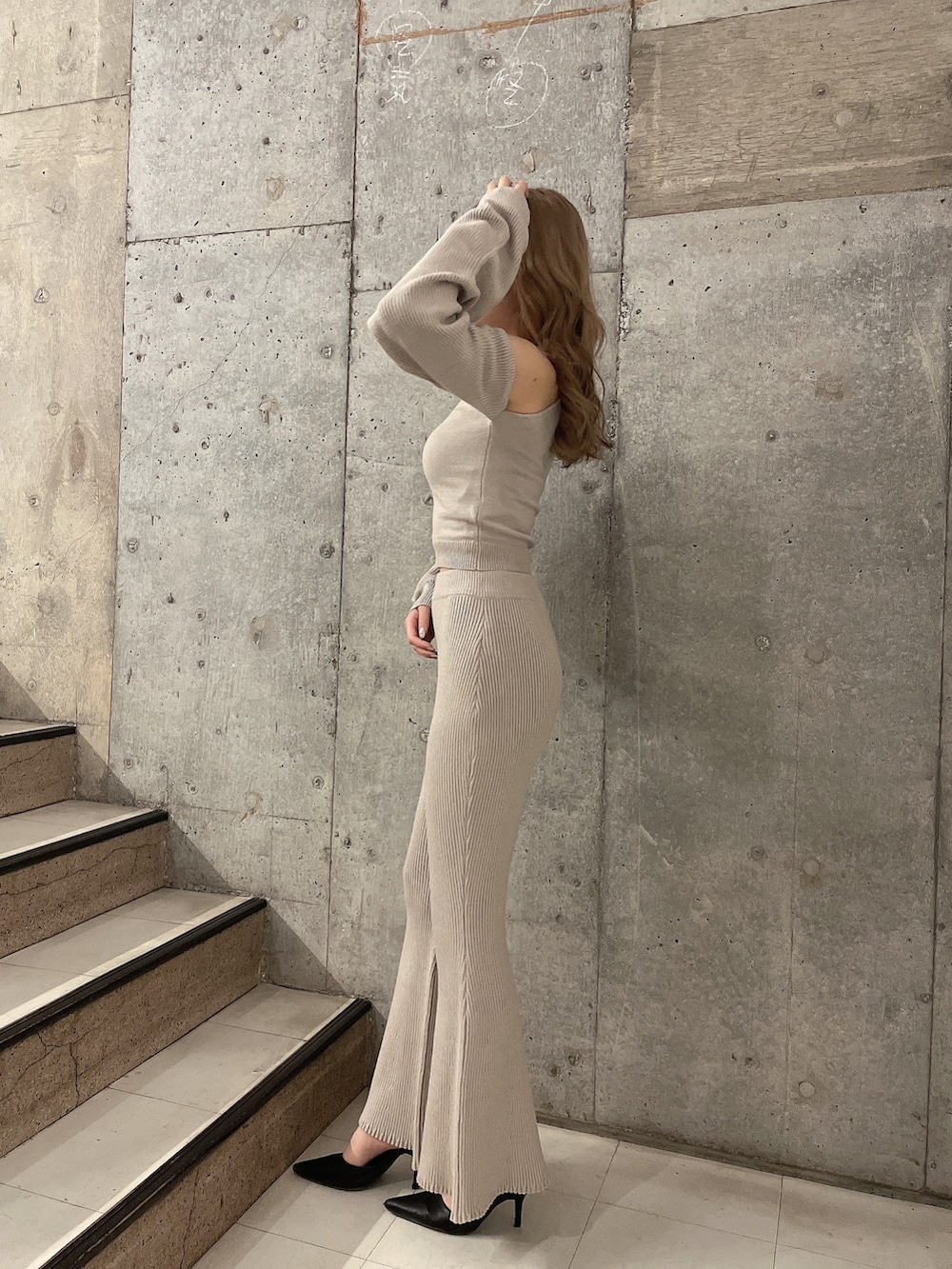 ベージュ系のニット/セーター、ベージュ系のその他パンツ、ブラック系のパンプスを着用したレディースの秋コーディネートの3枚目の写真