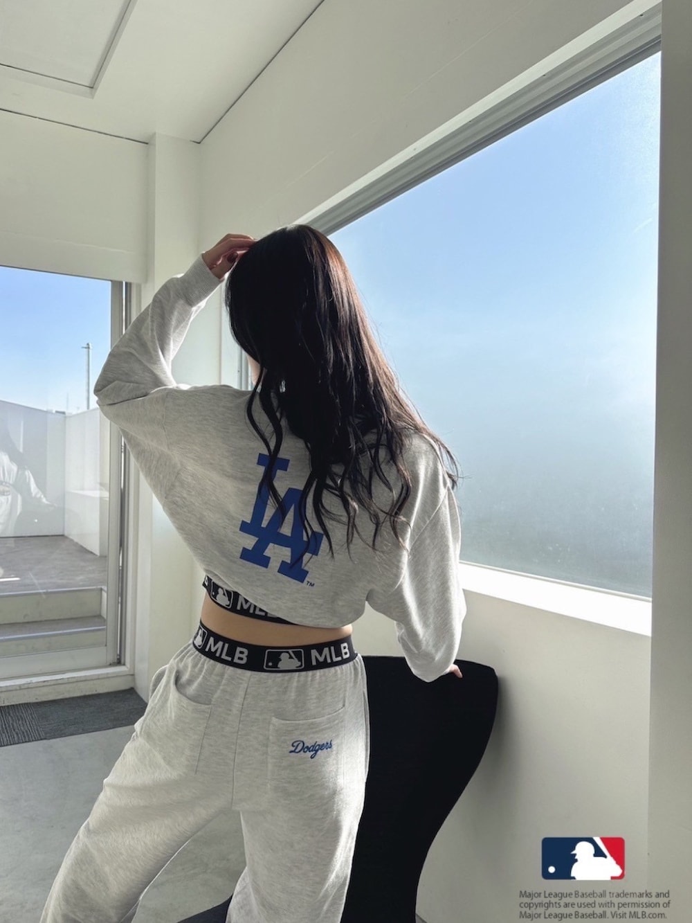 グレー系のスウェット、グレー系のスウェットパンツ、ホワイト系のパンプスを着用したレディースの冬コーディネートの3枚目の写真