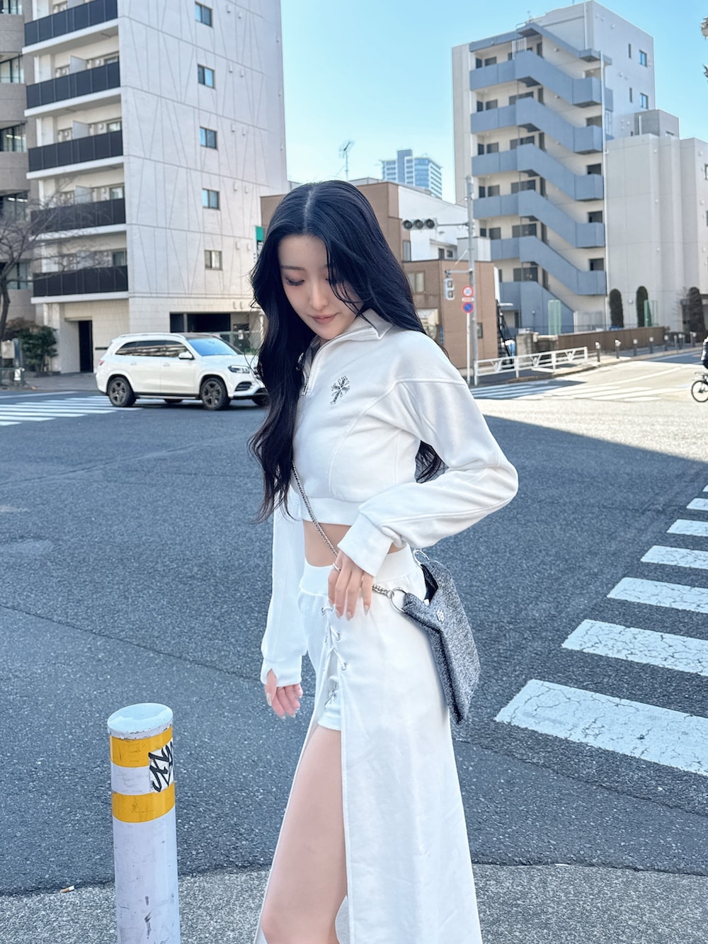 ホワイト系のサンダル、ホワイト系のスウェット、ホワイト系のスカートを着用したレディースの冬コーディネートの3枚目の写真