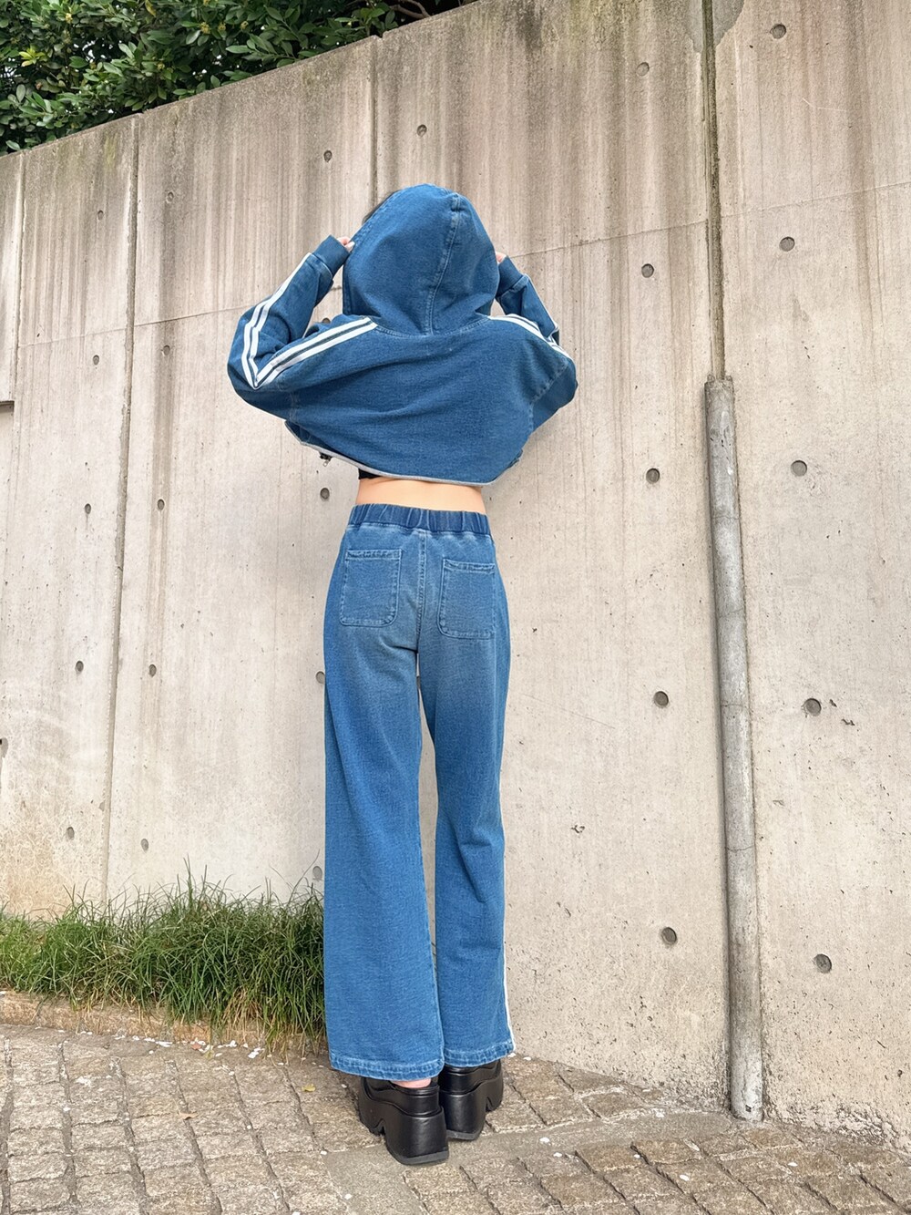 ブルー系のブルゾン、ブルー系のその他パンツ、ブラック系のサンダルを着用したレディースの春コーディネートの5枚目の写真