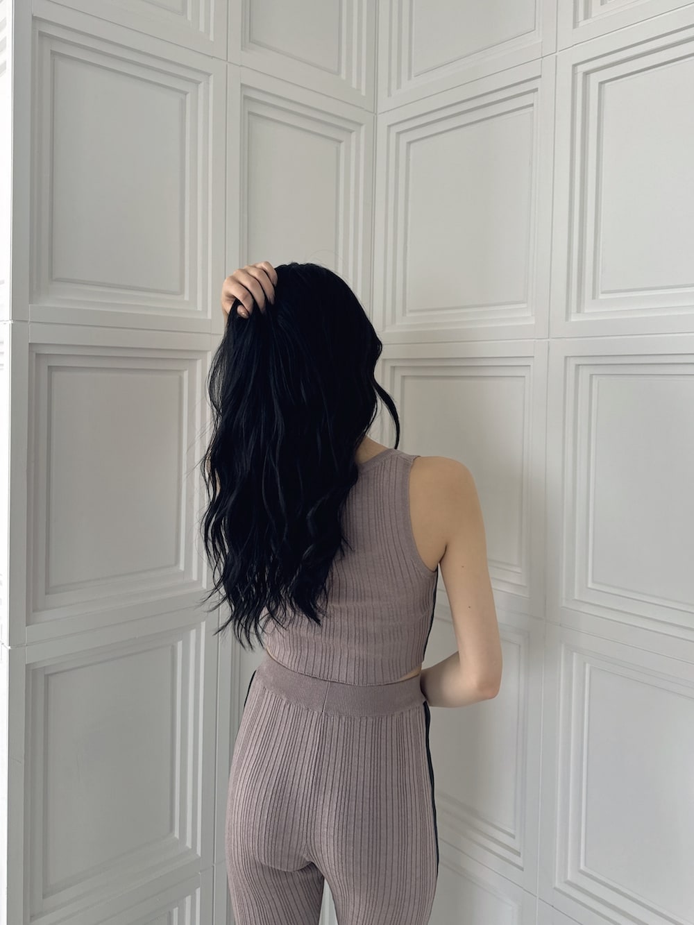 ピンク系のニット/セーター、ピンク系のその他パンツ、ホワイト系のサンダルを着用したレディースの夏コーディネートの4枚目の写真