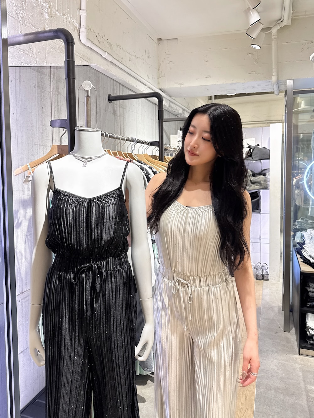 グレー系のつなぎ/オールインワン、ホワイト系のサンダルを着用したレディースの春コーディネートの2枚目の写真