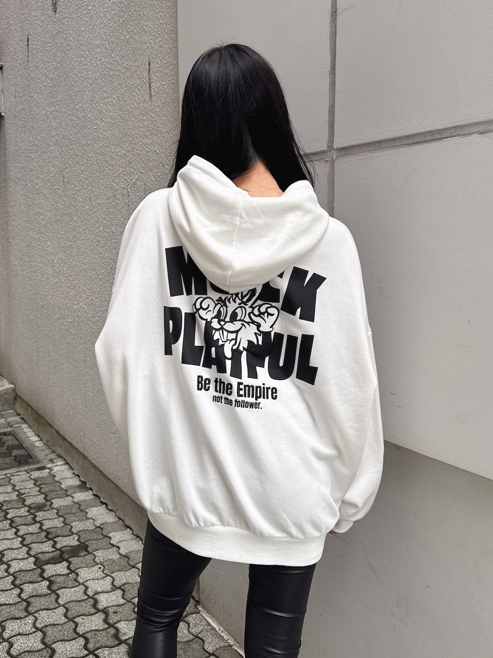 ホワイト系のパーカー、ブラック系のその他パンツ、ブラック系のブーツを着用したレディースの秋コーディネートの5枚目の写真