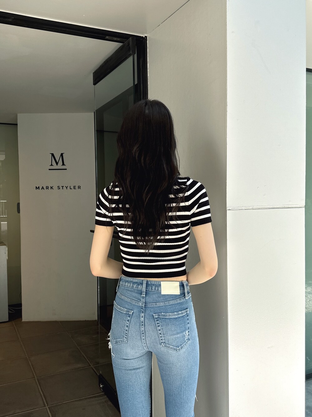 その他のニット/セーター、ブルー系のデニムパンツ、ブラック系のサンダルを着用したレディースの夏コーディネートの4枚目の写真