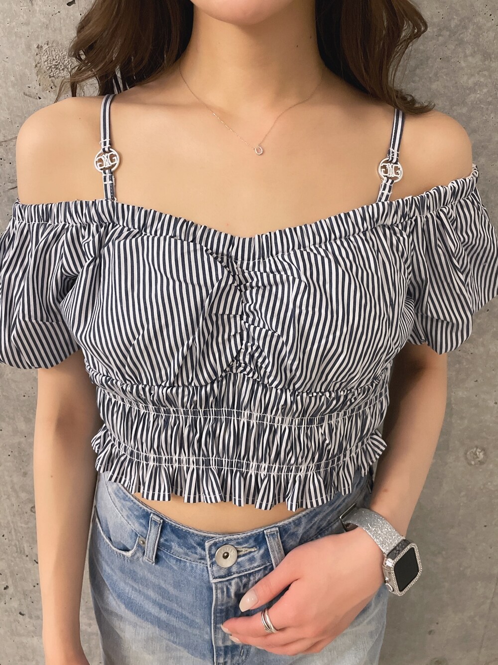 その他のシャツ/ブラウス、ブルー系のデニムスカート、ホワイト系のパンプスを着用したレディースの春コーディネートの6枚目の写真