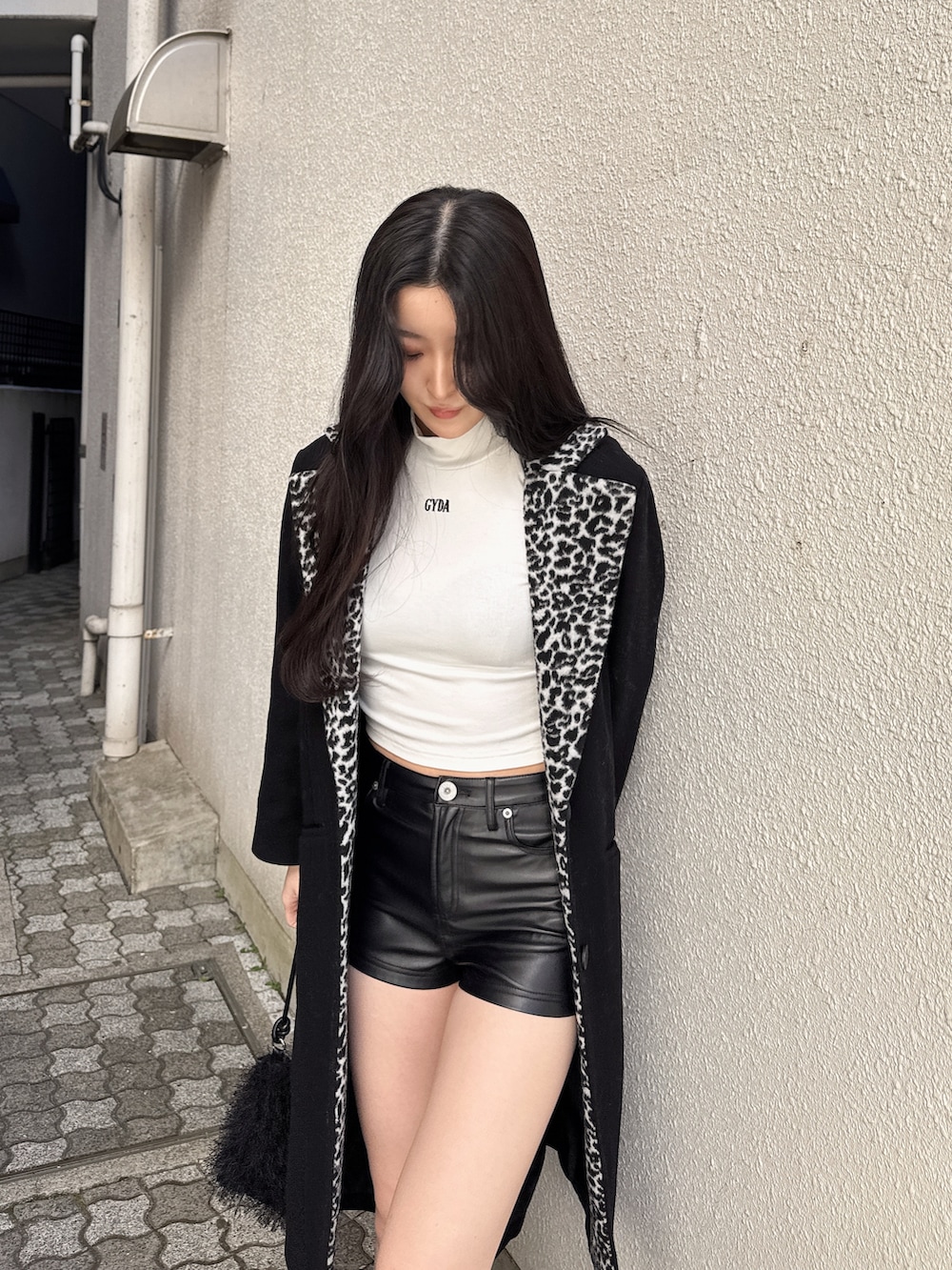 ブラック系のダウンジャケット/コート、ブラック系のその他パンツ、ブラック系のブーツを着用したレディースの冬コーディネートの2枚目の写真