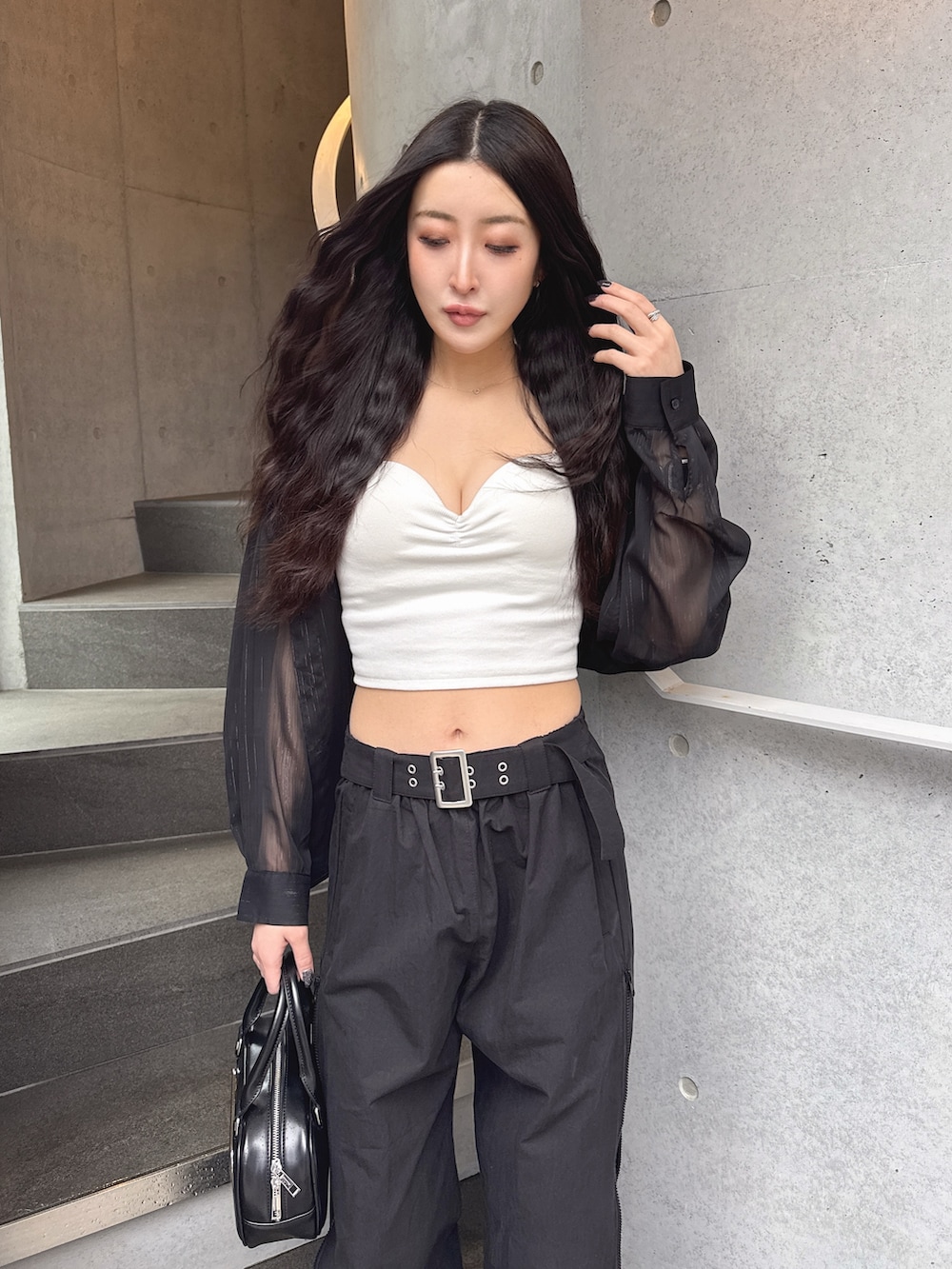 ブラック系のシャツ/ブラウス、ブラック系のその他パンツ、ホワイト系のキャミソールを着用したレディースの春コーディネートの2枚目の写真