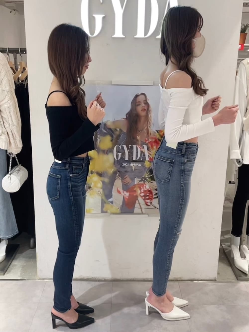 ホワイト系のTシャツ/カットソー、ブルー系のデニムパンツ、ホワイト系のパンプスを着用したレディースの春コーディネートの4枚目の写真