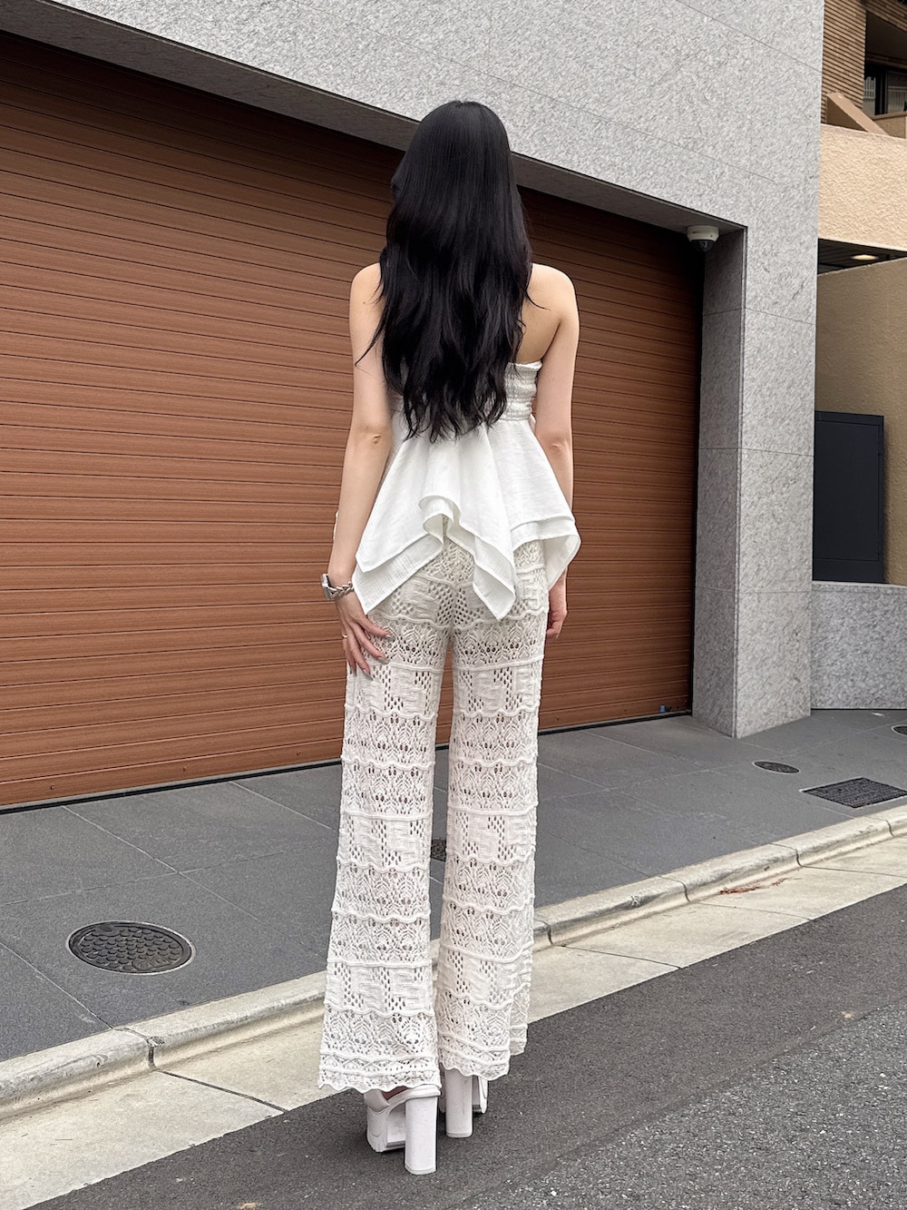 ホワイト系のキャミソール、ホワイト系のその他パンツ、ホワイト系のサンダルを着用したレディースの夏コーディネートの3枚目の写真