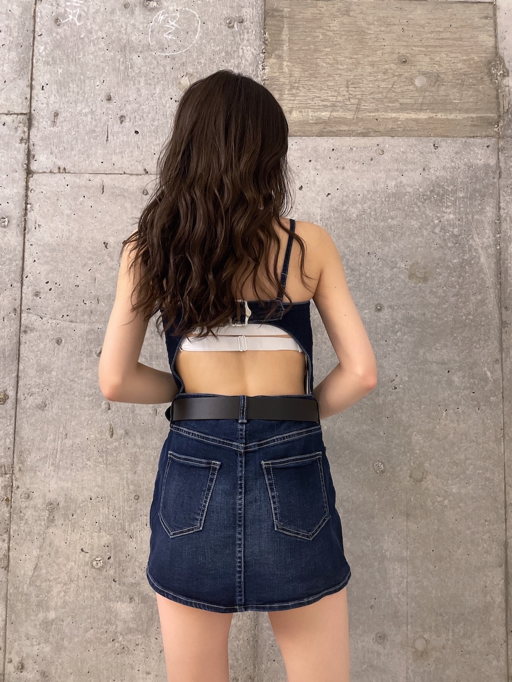 ブルー系のワンピース、ホワイト系のシャツ/ブラウス、ブラック系のサンダルを着用したレディースの夏コーディネートの4枚目の写真