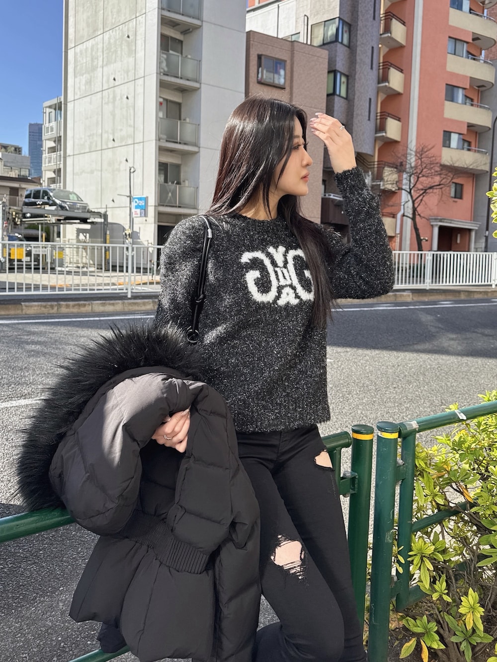 ブラック系のニット/セーター、ブラック系のその他パンツ、ブラック系のブーツを着用したレディースの冬コーディネートの2枚目の写真