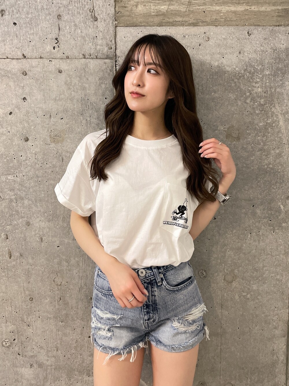 ホワイト系のTシャツ/カットソー、ブルー系のデニムパンツ、ブラック系のサンダルを着用したレディースの春コーディネートの3枚目の写真