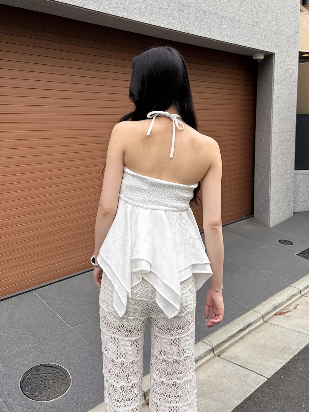 ホワイト系のキャミソール、ホワイト系のその他パンツ、ホワイト系のサンダルを着用したレディースの夏コーディネートの5枚目の写真