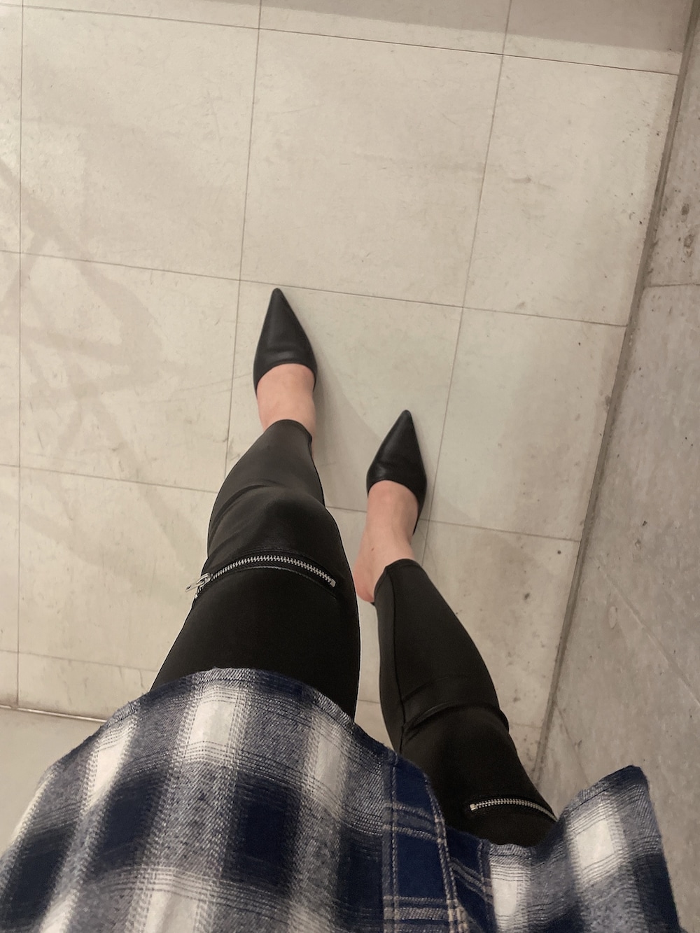 ブラック系のパンプス、ブラック系のキャミソール、ブルー系のシャツ/ブラウスを着用したレディースの秋コーディネートの5枚目の写真