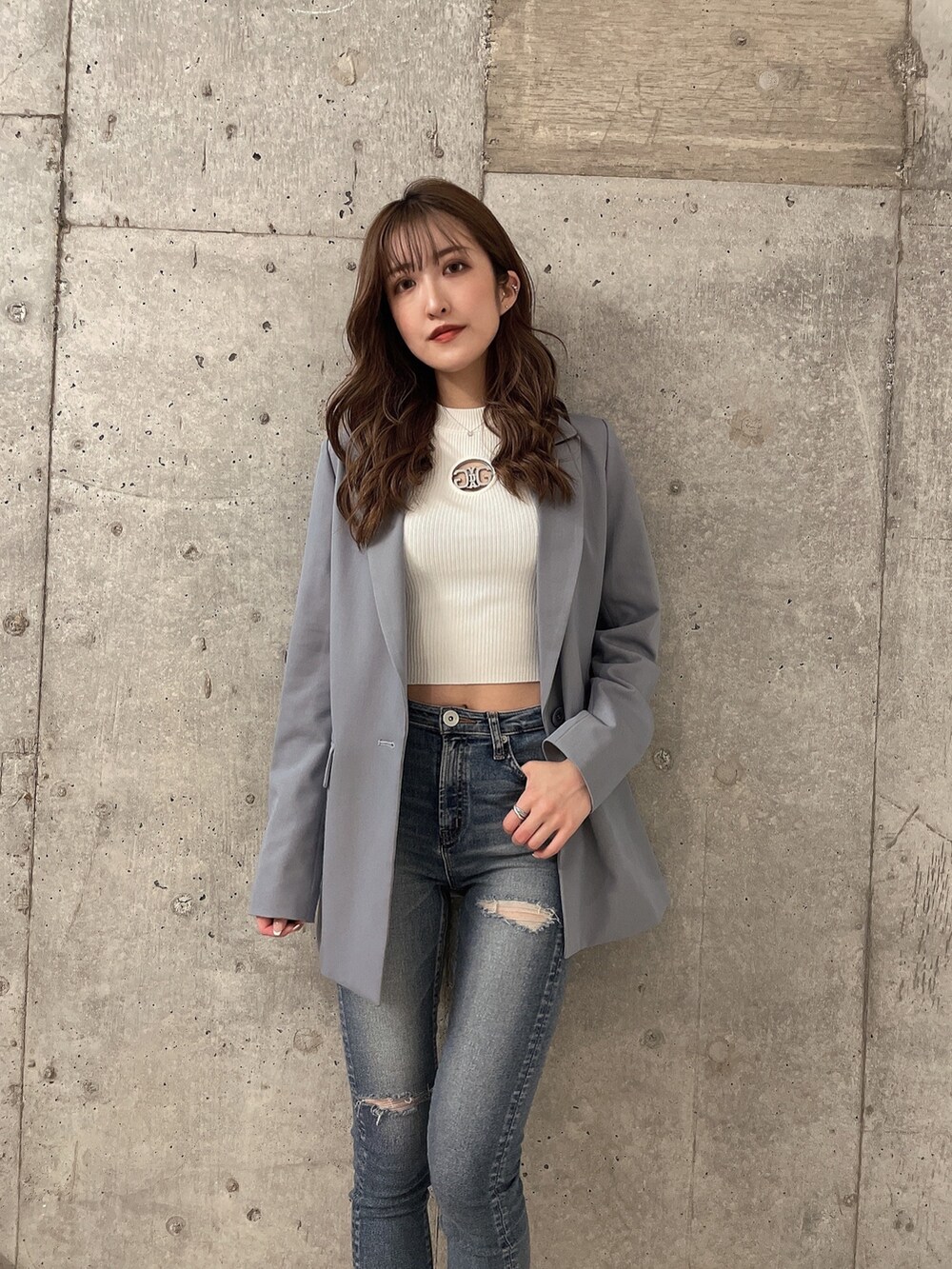 ブルー系のテーラードジャケット、ホワイト系のTシャツ/カットソー、ブルー系のデニムパンツを着用したレディースの春コーディネートの3枚目の写真